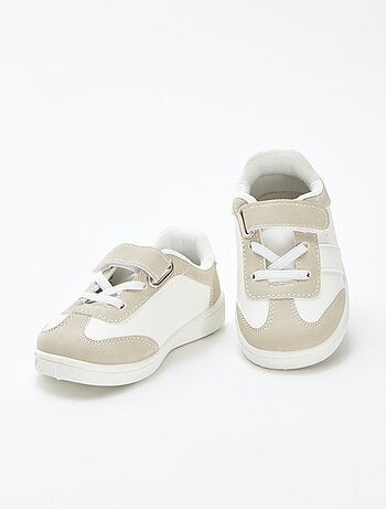 Baskets basses avec ouvertures à scratchs et lacets élastiqués