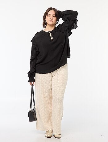 Blouse avec épaules et poignets volantés + liens à nouer au col