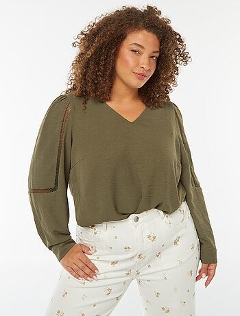 Blouse col v avec détails en dentelle sur les manches
