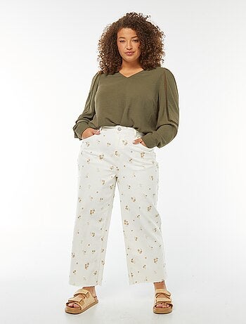 Blouse col v avec détails en dentelle sur les manches
