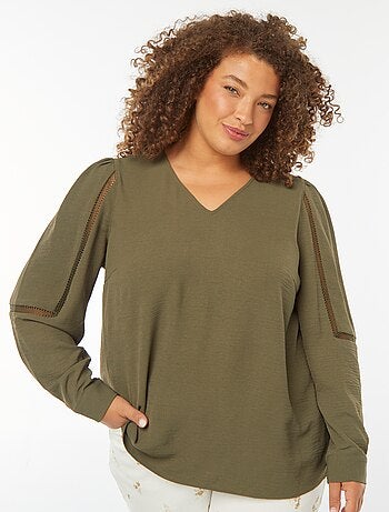 Blouse col v avec détails en dentelle sur les manches
