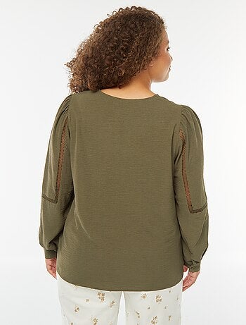 Blouse col v avec détails en dentelle sur les manches