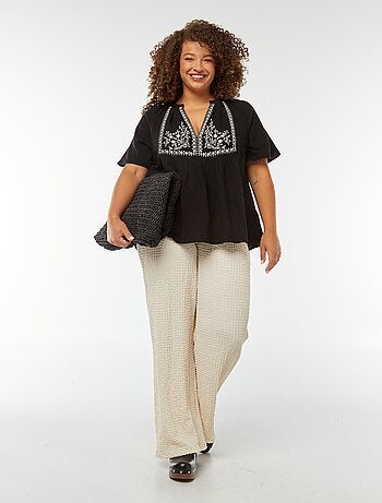 Blouse en gaze de coton avec encolure brodée