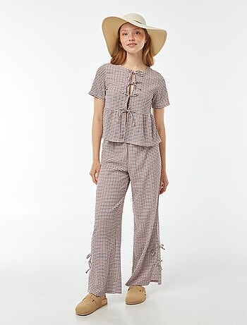 Blouse en matière crêpée avec ouverture à nouer