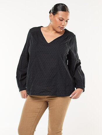 Blouse fluide uni en plumetis et ses broderies ajourées