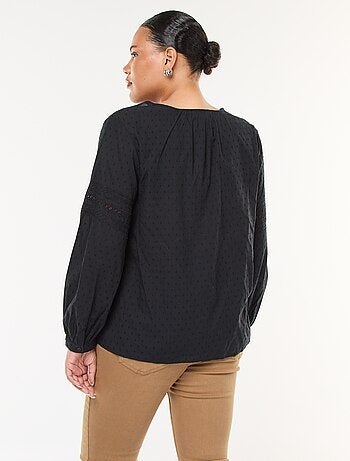 Blouse fluide uni en plumetis et ses broderies ajourées