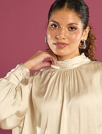 Blouse satinée avec col montant avec fronces