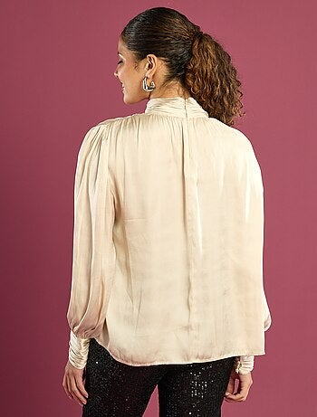 Blouse satinée avec col montant avec fronces