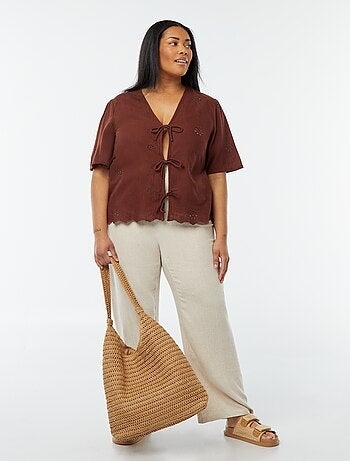 Blouse uni avec broderies et ouverture par cordons