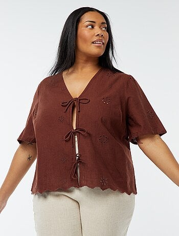 Blouse uni avec broderies et ouverture par cordons