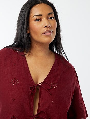 Blouse uni avec broderies et ouverture par cordons