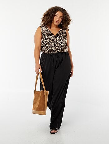 Blouse uni avec couture fantaisie au col