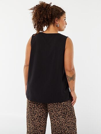 Blouse uni avec couture fantaisie au col