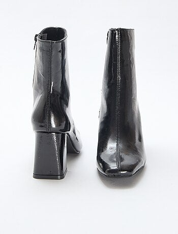 Boots vernies à talon carré