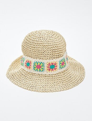 Chapeau forme cloche avec détails macramé