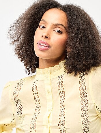 Chemise avec broderies anglaises et volants au col