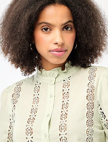 Chemise avec broderies anglaises et volants au col