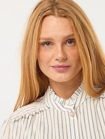 Chemisier à motif avec bouton fantaisie au col