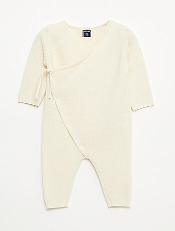 Combinaison en tricot avec ouverture cache-cœur