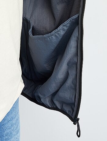 Coupe vent uni pliable dans la capuche
