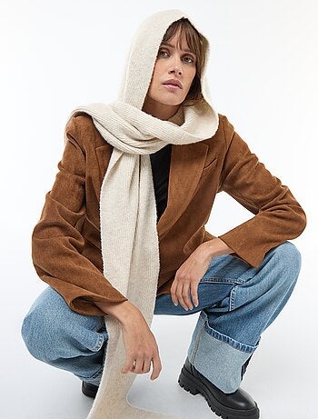 Echarpe en tricot avec capuche intégrée