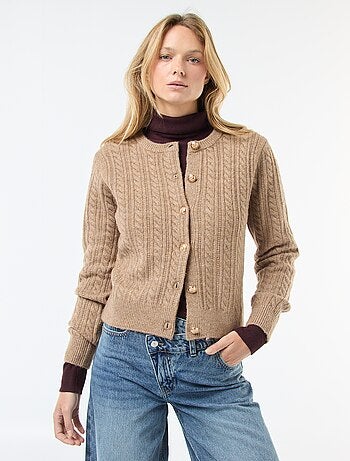 Gilet en maille torsade avec boutonnage doré