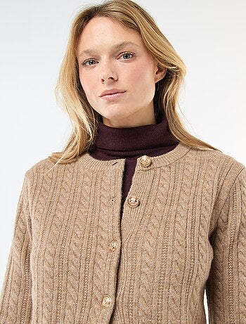 Gilet en maille torsade avec boutonnage doré