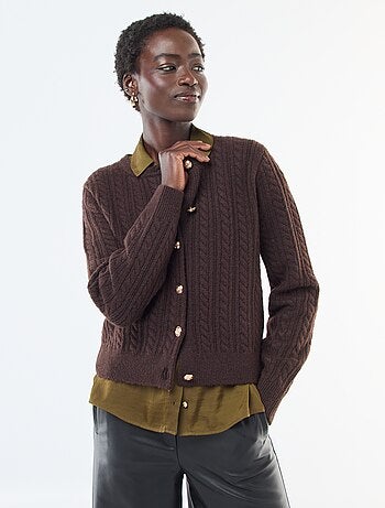 Gilet en maille torsade avec boutonnage doré