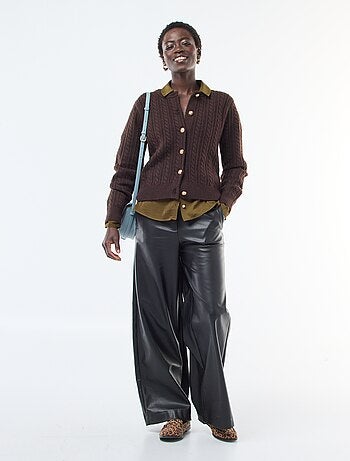 Gilet en maille torsade avec boutonnage doré