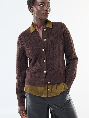 Gilet en maille torsade avec boutonnage doré