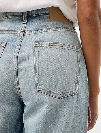 Jean regular / taille haute avec large revers à la base