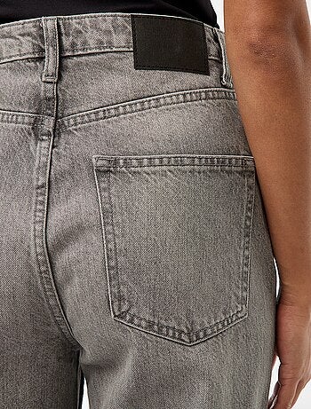 Jean regular / taille haute avec large revers à la base