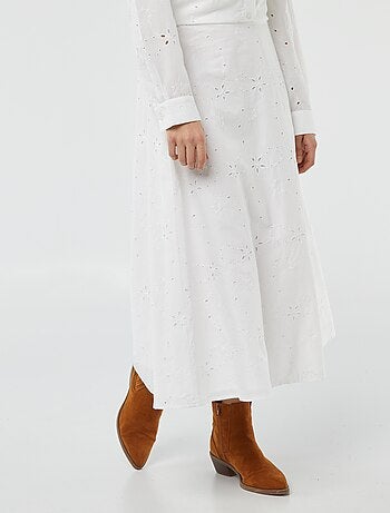 Jupe midi unie avec broderies anglaises