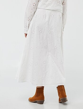 Jupe midi unie avec broderies anglaises