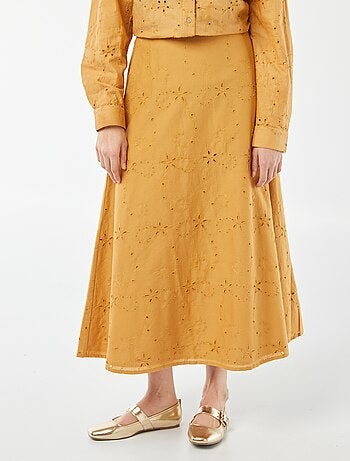 Jupe midi unie avec broderies anglaises
