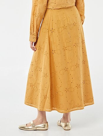 Jupe midi unie avec broderies anglaises