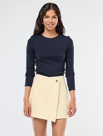 Jupe short asymétrique avec bouton doré