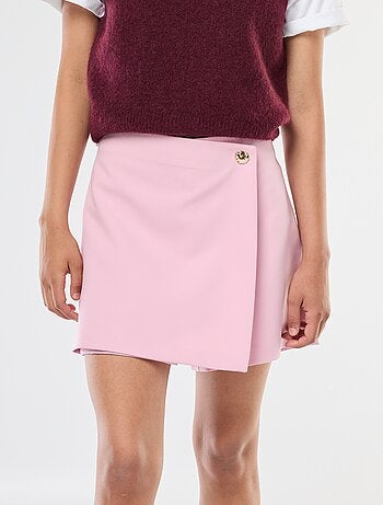 Jupe short asymétrique avec bouton doré