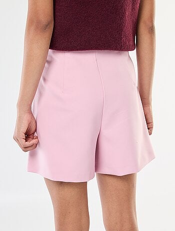 Jupe short asymétrique avec bouton doré
