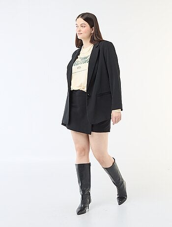 Jupe short avec pan croisé avec bouton fantaisie