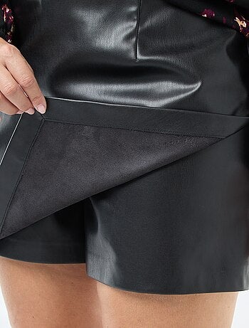 Jupe short en simili