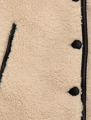 Manteau fausse fourrure avec ouverture pressionnée
