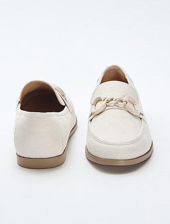 Mocassins type suédine avec bijou décoratif sur le dessus