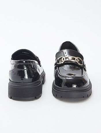 Mocassins vernis avec boucle dorée