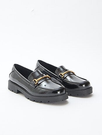 Mocassins vernis avec sangle dorée