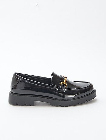 Mocassins vernis avec sangle dorée