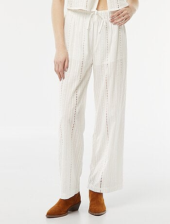 Pantalon avec broderies anglaises et maille ajourée