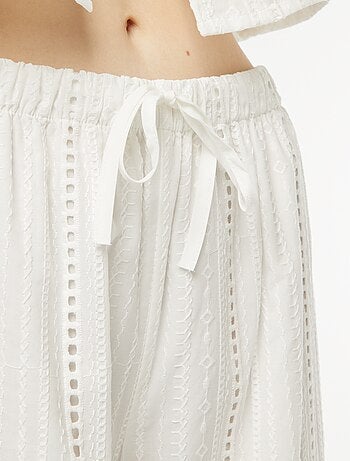 Pantalon avec broderies anglaises et maille ajourée