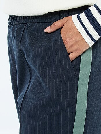 Pantalon droit à carreaux avec bande sur les côtés