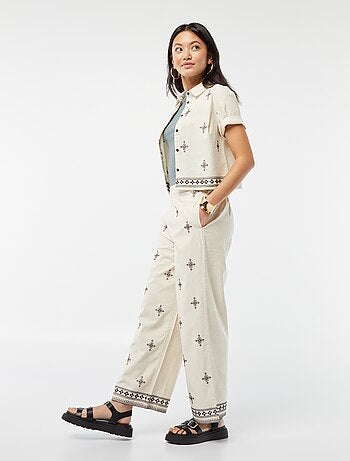 Pantalon large 3/4 avec broderies